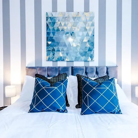 Holiday home The Stunning House On The Quays - 3 Bathrooms, Garden, Balcony, Parking Manchester