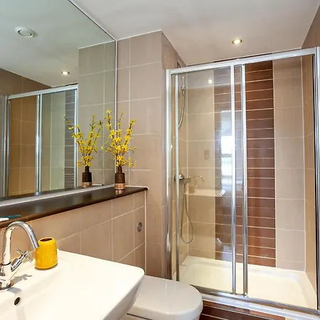 Deluxe 2 Bedroom Apartment With Balcony