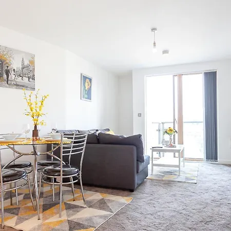 Deluxe 2 Bedroom Apartment With Balcony דירה *