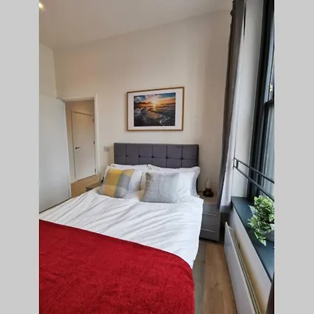Superb 3bed2bath 5min Walk To Victoria Station * Manchester