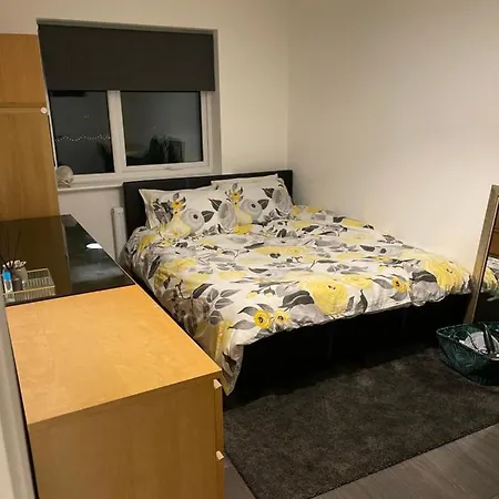 New Modern King Size With Ensuite And Parking Manchester