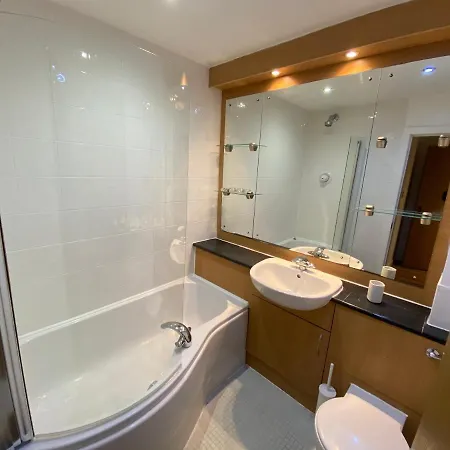 Large 5-bed Centre Townhouse With Secure Parking