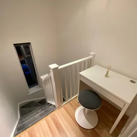 Large 5-bed Centre Townhouse With Secure Parking Manchester