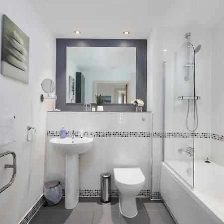 The Luxury Riverview Penthouse - Balcony - Parking - Wifi & Netflix Апартаменты