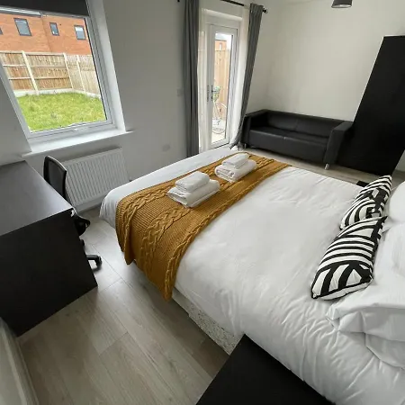 Large Bright King Sized - Short Walk From Cc