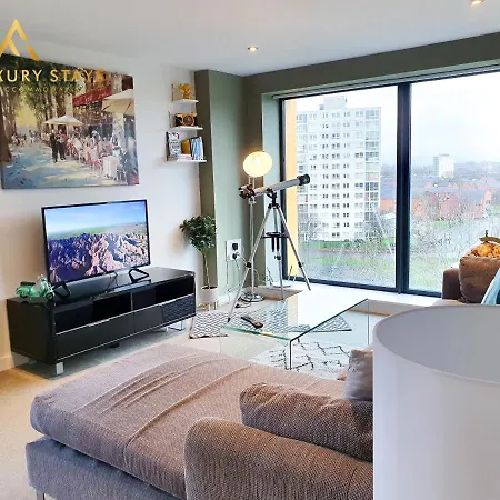Fru Luxury Stays Serviced *world Explorer* - 2 Bedroom Apartment, Sleeps 4. Gated Allocated Parking Apartment