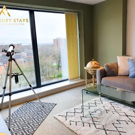 Apartment Fru Luxury Stays Serviced *world Explorer* - 2 Bedroom Apartment, Sleeps 4. Gated Allocated Parking *