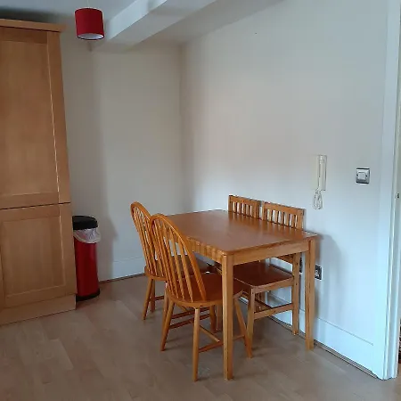 Cosy 2 Bed Near The City Centre Apartment *