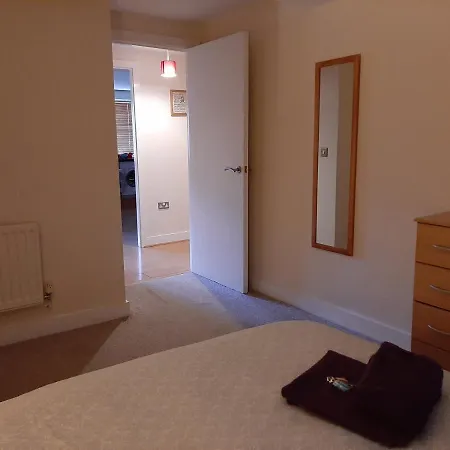 Cosy 2 Bed Near The City Centre Apartment *