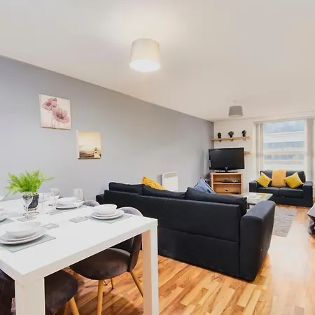 Apartment Stylish Gem - Sleeps 10! *