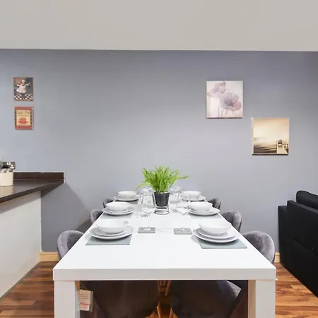 Stylish Gem - Sleeps 10!
