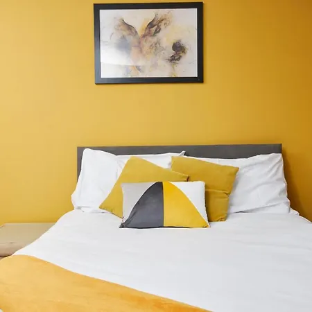Stylish Gem - Sleeps 10! Manchester