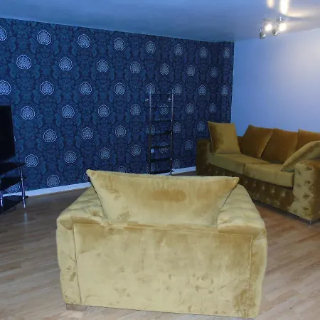 Swinton 3 Bedroom House Apartment *