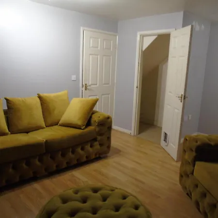 Swinton 3 Bedroom House Apartment *