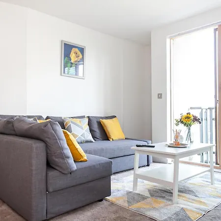 Deluxe 2 Bedroom Apartment With Balcony דירה