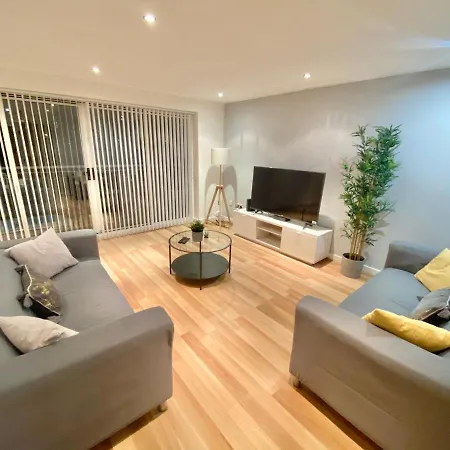 Holiday home Large 5-bed Centre Townhouse With Secure Parking *