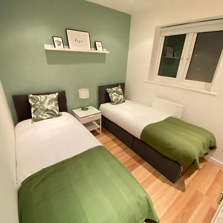 Large 5-bed Centre Townhouse With Secure Parking Manchester