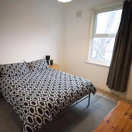 Spacious 6 Bedroom House * Манчестер