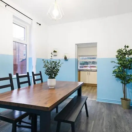 Spacious 6 Bedroom House * Манчестер