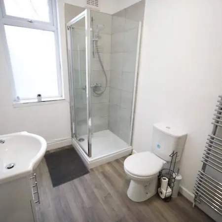 Spacious 6 Bedroom House Вилла *