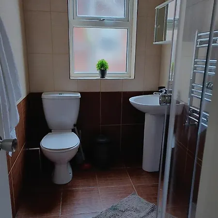 Red Ba Serviced - 6 Bed House Manchester