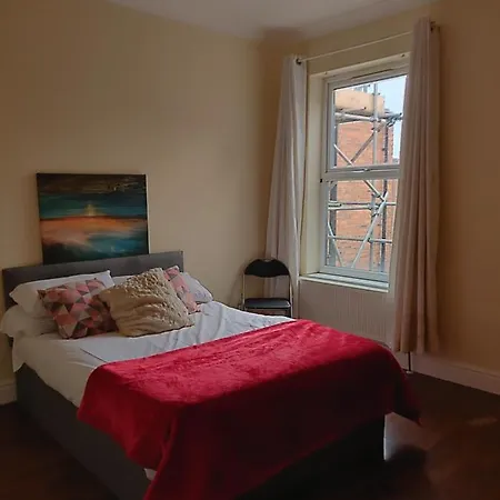 Red Ba Serviced - 6 Bed House Manchester