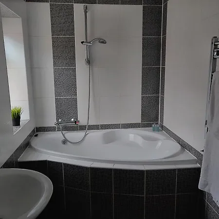 Red Ba Serviced - 6 Bed House *