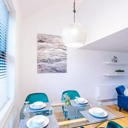 Rest & Recharge At Ash House Near Mediacityuk Holiday home Manchester