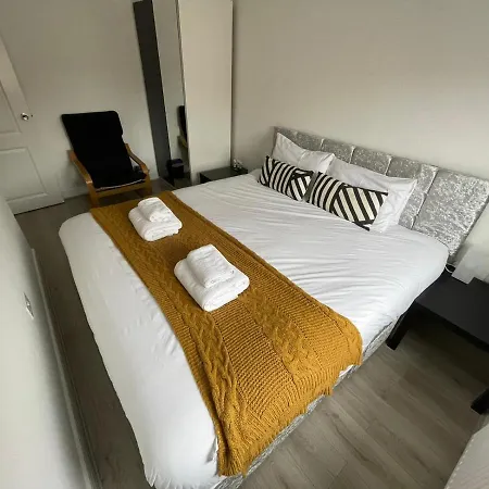 Modern With Huge Bed - Walk To Centre!