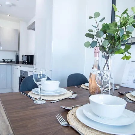 Luxe Interchange Near Old Trafford - Media - The Quays Apartment