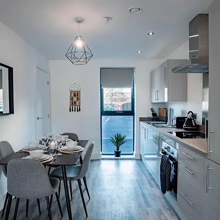Luxe Interchange Near Old Trafford - Media - The Quays Apartment