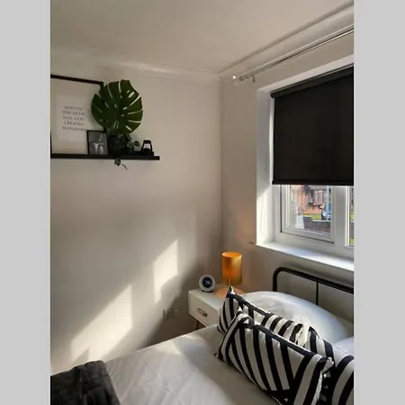 Apartment Beautiful Spacious Flat Near The City-free Parking