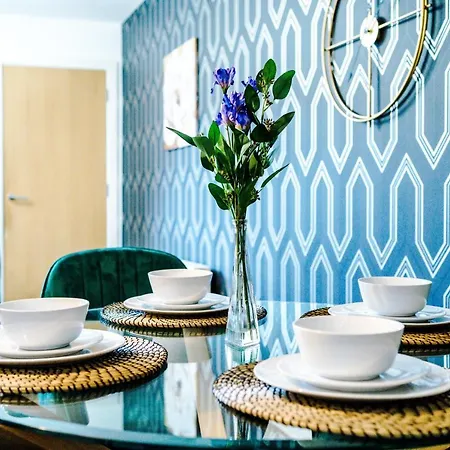 Holiday home The Stunning House On The Quays - 3 Bathrooms, Garden, Balcony, Parking Manchester