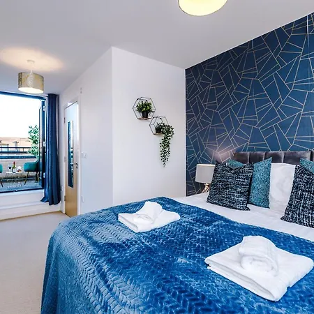 The Stunning House On The Quays - 3 Bathrooms, Garden, Balcony, Parking