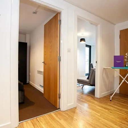 Апартаменты Spacious In Northern Quarter With Private Balcony *