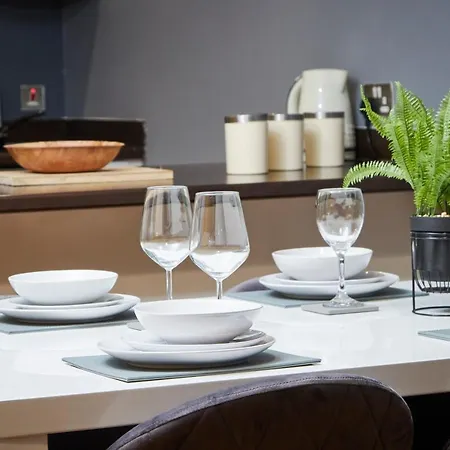 Stylish Gem - Sleeps 10! Apartment
