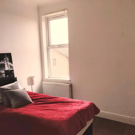 Red Ba Serviced - 6 Bed House Manchester