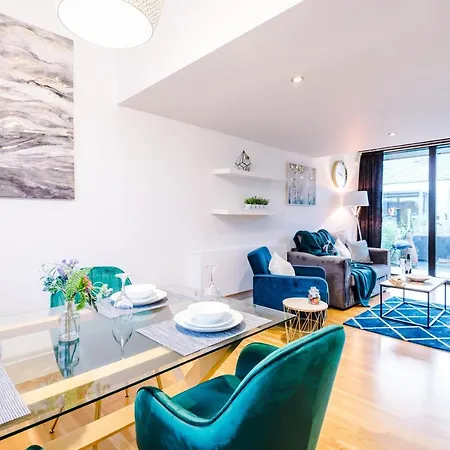 Rest & Recharge At Ash House Near Mediacityuk Holiday home *