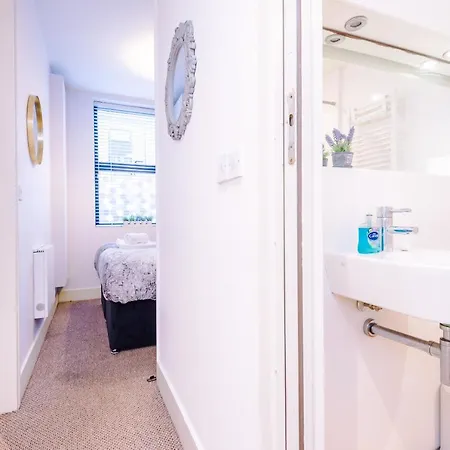 Rest & Recharge At Ash House Near Mediacityuk