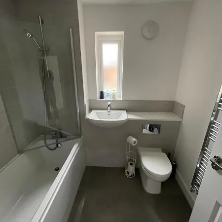 Guest house Large Spacious With Massive Bed And Free Wifi Manchester