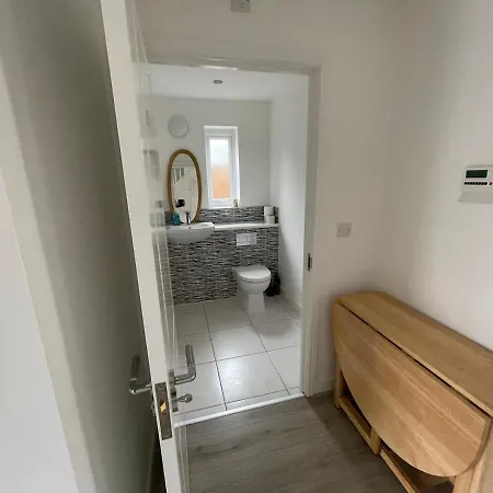 Large Spacious With Massive Bed And Free Wifi * Manchester