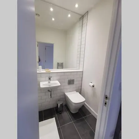 Superb 3bed2bath 5min Walk To Victoria Station * Manchester