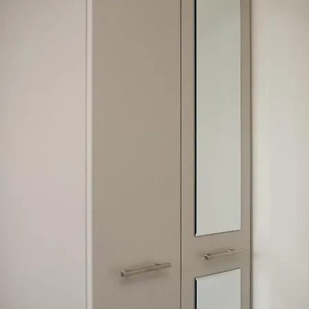Brookview House Apartment *