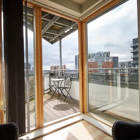 The Luxury Riverview Penthouse - Balcony - Parking - Wifi & Netflix Апартаменты *