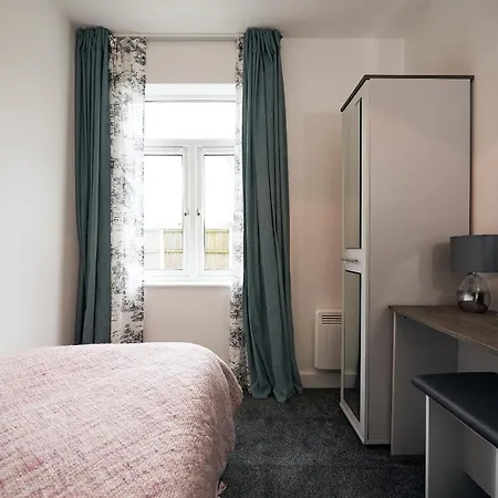 Brookview House Apartment *