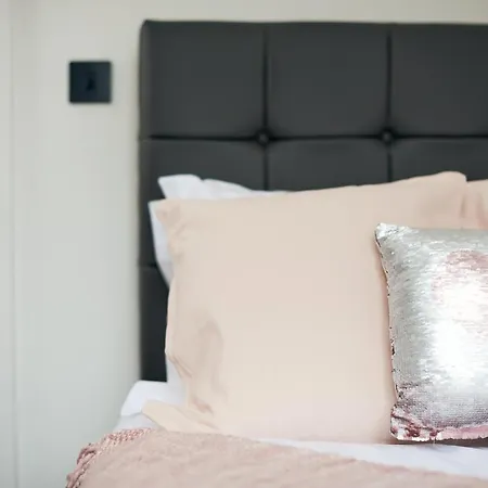 Brookview House Apartment *