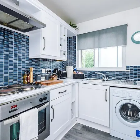 2 Bedroom Hosted By Mcr Dens Apartment