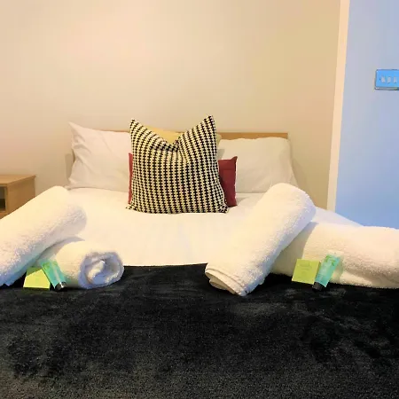 Luxury Central Sleeps 2 Апартаменты *