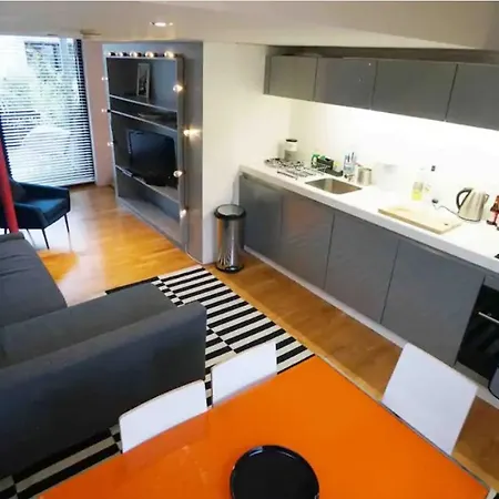 Designer House And Garden With Parking *