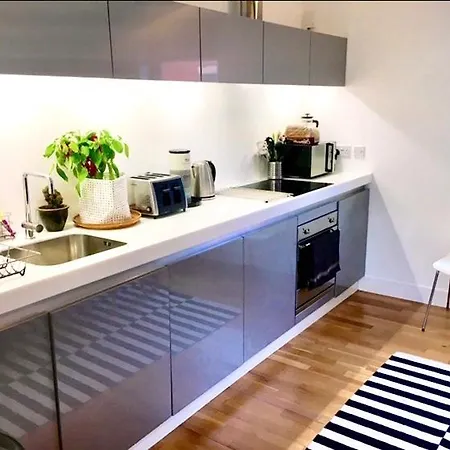 Designer House And Garden With Parking * Manchester